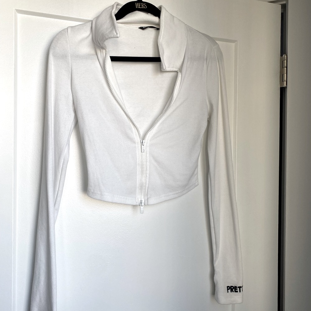 WHITE PRETTY GIRL LONG SLEEVE CROP TOP